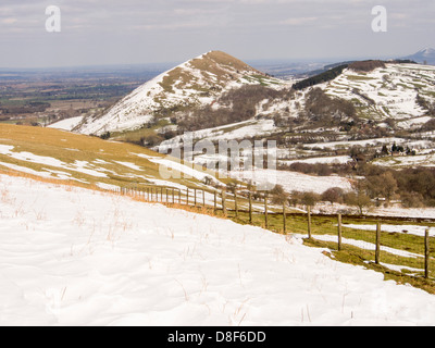 Caer Caradoc una famosa collina con un antico colle fortificato sul vertice al di sopra di Church Stretton nello Shropshire Foto Stock