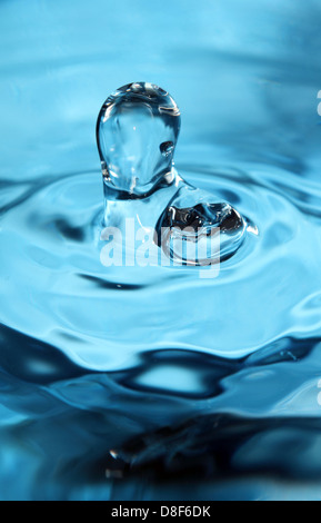 Berlino, Germania, cattura di gocce di acqua sulla superficie dell'acqua per Foto Stock