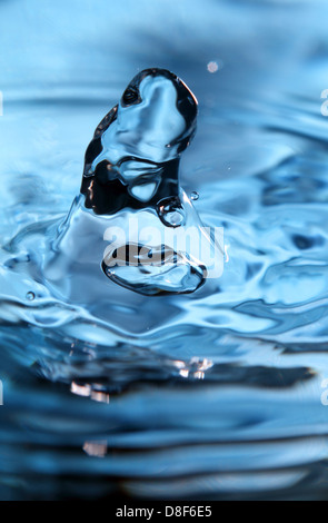 Berlino, Germania, cattura di gocce di acqua sulla superficie dell'acqua per Foto Stock