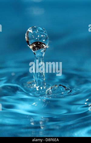 Berlino, Germania, cattura di gocce di acqua sulla superficie dell'acqua per Foto Stock