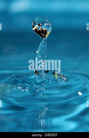 Berlino, Germania, cattura di gocce di acqua sulla superficie dell'acqua per Foto Stock