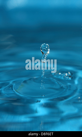 Berlino, Germania, cattura di gocce di acqua sulla superficie dell'acqua per Foto Stock