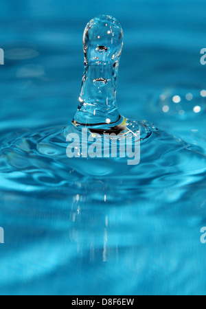 Berlino, Germania, cattura di gocce di acqua sulla superficie dell'acqua per Foto Stock