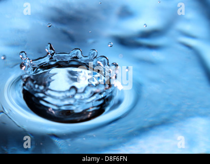 Berlino, Germania, cattura di gocce di acqua sulla superficie dell'acqua per Foto Stock