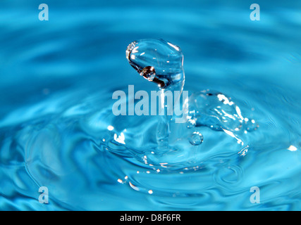 Berlino, Germania, cattura di gocce di acqua sulla superficie dell'acqua per Foto Stock