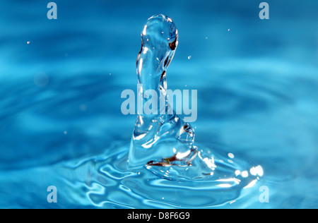 Berlino, Germania, cattura di gocce di acqua sulla superficie dell'acqua per Foto Stock