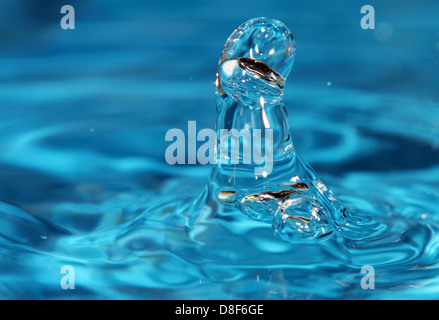 Berlino, Germania, cattura di gocce di acqua sulla superficie dell'acqua per Foto Stock