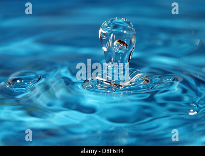 Berlino, Germania, cattura di gocce di acqua sulla superficie dell'acqua per Foto Stock