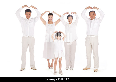 Tutta la famiglia messa a forma di cuore con le mani Foto Stock