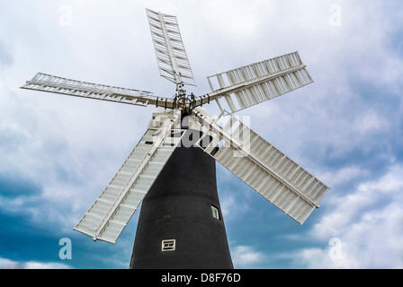 Mulino a vento Holgate con le sue pareti di Malta di calce nero e vele bianche. York, Regno Unito Foto Stock