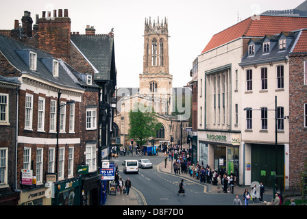 Visualizzare lungo il marciapiede, York, Regno Unito verso tutti della santa Chiesa. Foto Stock