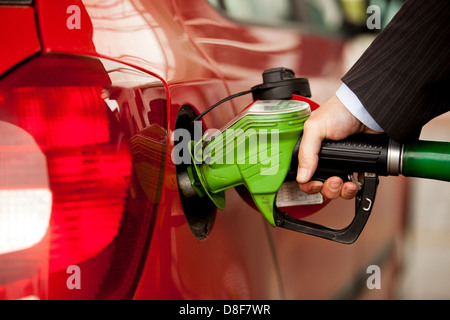 Il rifornimento di carburante la vettura presso la stazione di benzina Foto Stock