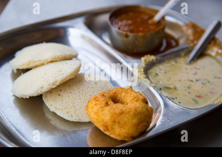 Vada e idlis, Shanbhag sud indiane ristorante, Hospet, India Foto Stock