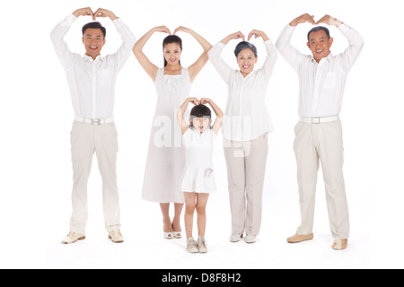 Tutta la famiglia messa a forma di cuore con le mani Foto Stock