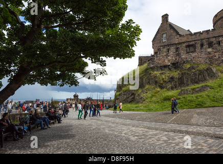 Gran Bretagna, Scozia, Edimburgo, turisti in i percorsi interni del castello di Edinburgo Foto Stock