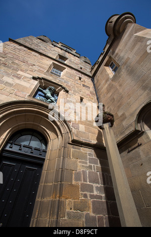 Città di Tain Scozia Basso ad angolo, vicino, vista di Tain Tolbooth torre. Foto Stock