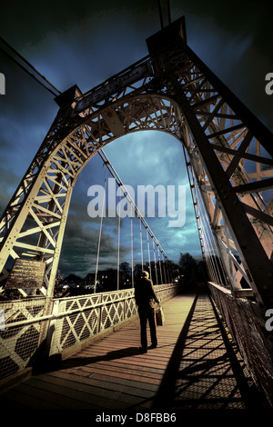 Uomo di attraversare il fiume Dee bridge a Chester con la sua valigetta , il suo modo a casa la sera Foto Stock