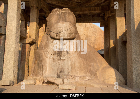 Nandi monolitico staue e santuario, Hampi, India Foto Stock