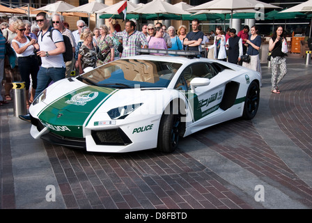 Grande folla riunita intorno a Dubai la polizia Lamborghini Aventador LP700-4 Coupe auto di pattuglia Foto Stock