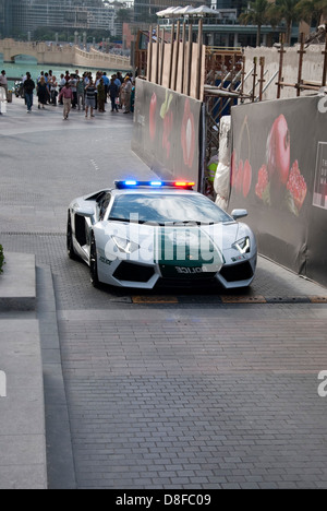 La polizia di Dubai White 2013 Lamborghini Aventador LP700-4 Coupe auto di pattuglia Foto Stock