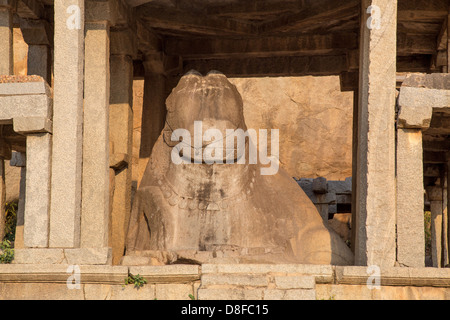 Nandi monolitico staue e santuario, Hampi, India Foto Stock