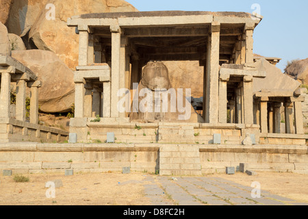 Nandi monolitico staue e santuario, Hampi, India Foto Stock