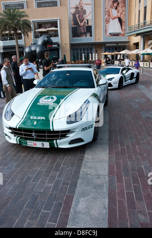 La polizia di Dubai Ferrari FF Lamborghini auto di pattuglia Foto Stock