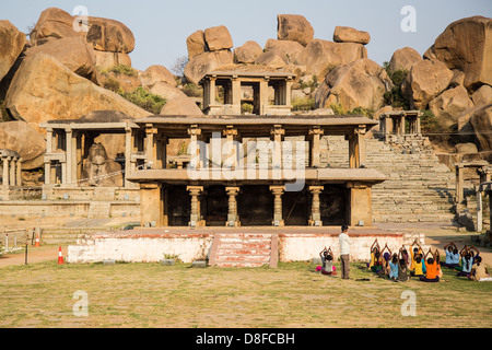 Nandi monolitico staue e santuario, Hampi, India Foto Stock