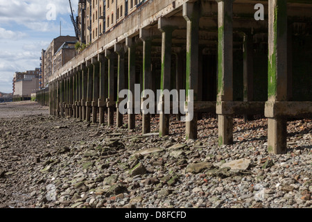 Supporta sotto il Tamigi percorso, foreshore, Thames di Fiume Foto Stock