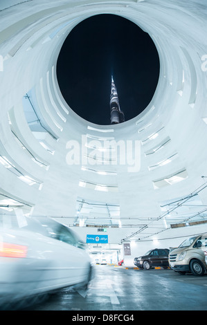 Vista del Burj Khalifa dal parcheggio del centro commerciale di Dubai, UAE Foto Stock