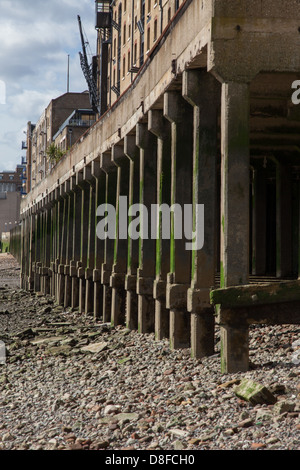 Supporta sotto il Tamigi percorso, foreshore, Thames di Fiume Foto Stock