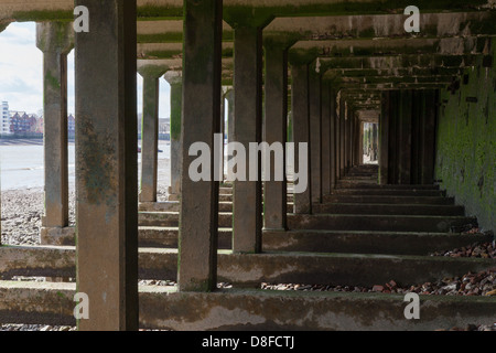 Supporta sotto il Tamigi percorso, foreshore, Thames di Fiume Foto Stock