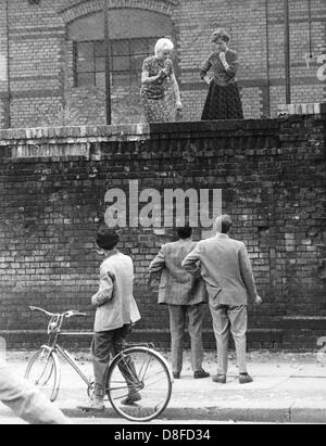 I cittadini di sesso maschile di Berlino Ovest di parlare ai cittadini di sesso femminile di Berlino est alla stazione di Stettino a Berlino (Germania), 28 agosto 1961. Il muro di Berlino era state edificate su 13 Agosto 1961 sotto lo sguardo vigile della RDT delle forze armate. Esso era volto a fermare il flusso di rifugiati provenienti da est a ovest. Foto: Guenter Bratke Foto Stock