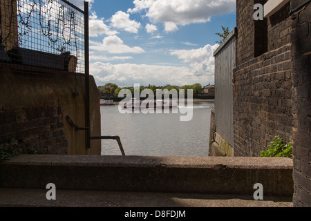 Wapping Old le scale fino al fiume Tamigi da torre di Ramsgate public house, Wapping, Londra Foto Stock