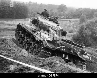 Un centurione serbatoio dell'esercito britannico durante un serbatoio alleato per esercitare il 13 giugno 1961 in Grunewald di Berlino. L'esercizio era parte di un alleato per la manovra del serbatoio dove le truppe e i veicoli della American, i francesi e le forze britanniche hanno preso parte a. Foto Stock