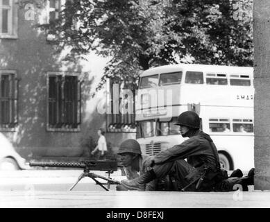 I soldati dell'esercito americano con un MG durante un esercizio per le strade di Berlino il 29 agosto 1961. L'esercizio del nuovo task force, che è stata recentemente spostata a Berlino si è conclusa dopo circa tre ore. Foto Stock