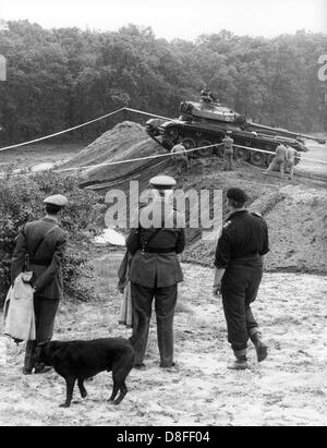 Ufficiali di guardare un centurione serbatoio dell'esercito britannico durante un serbatoio alleato per esercitare il 13 giugno 1961 in Grunewald di Berlino. L'esercizio era parte di un alleato per la manovra del serbatoio dove le truppe e i veicoli della American, i francesi e le forze britanniche hanno preso parte a. Foto Stock