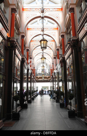 Royal arcade,high end shopping venue off di Old Bond street e albermarle street. Foto Stock