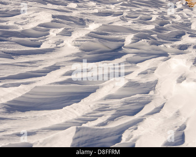 Neve sagomata e ripulita da un forte vento quando cadde, sopra Wrynose Pass nel distretto del lago, Cumbria, Regno Unito. Foto Stock