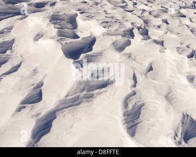 Neve sagomata e ripulita da un forte vento quando cadde, sopra Wrynose Pass nel distretto del lago, Cumbria, Regno Unito. Foto Stock