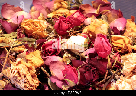 Close-up di un pot-pourri di colorati Rose essiccato Foto Stock