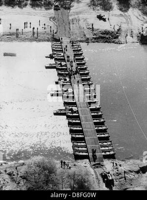 Vista di un ponte sul Danubio il 23 ottobre del 1961, che fu costruito da americani e tedeschi pionieri. Costruzione del ponte, in cui l'US Army pionieri sono stati supportati da soldati delle forze armate tedesche del ponte 201st pioneer compnay, fa parte delle grandi manovre "Peacemaker' e 'autunno scudo". Foto Stock