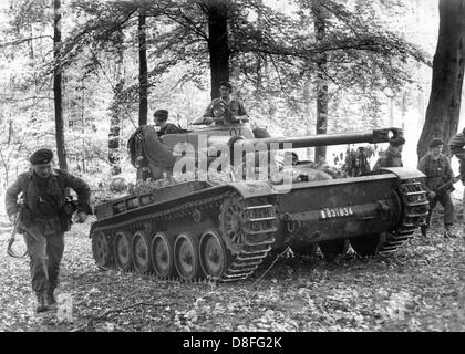 Un serbatoio di francese, affiancato dai soldati dell'esercito britannico, aziona attraverso Tegeler Forst durante una manovra del governo britannico e di forze armate francesi a Berlino il 2 giugno nel 1965. 1.000 britannico e 1.000 soldati francesi hanno partecipato nei due giorni di manovra. Foto Stock