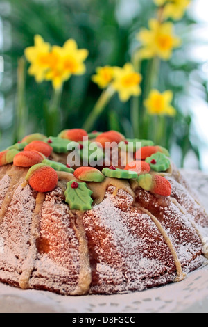 Compleanno Bundt cake e Yellow Daffodils decorazione Foto Stock
