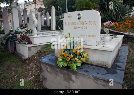 Cimitero posto in un parco della città durante la guerra nel centro di Mostar, Bosnia. Foto Stock