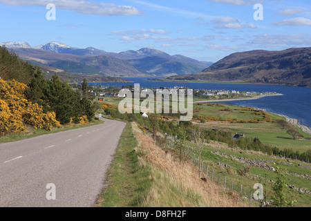 Ullapool adagiata sulle rive di Loch scopa in Highland Scozia Scotland Foto Stock