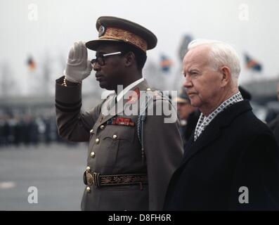 Heinrich Lübke (r) riceve il presidente della Repubblica Democratica del Congo, Joseph-Desire Mobutu, all'aeroporto di Wahn il 17 di marzo di 1969. Foto Stock