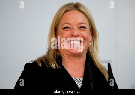 Il ministro olandese della difesa Jeanine Hennis-Plasschaert colloqui nel corso di una conferenza stampa presso il Ministero federale della difesa a Berlino (Germania), 28 maggio 2013. Foto: MAURIZIO GAMBARINI Foto Stock