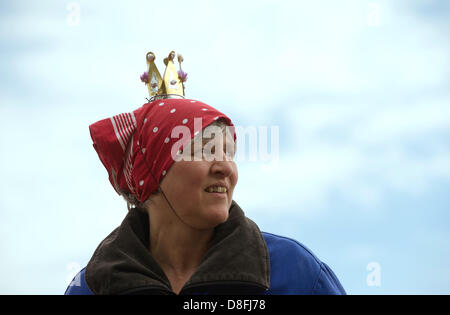 Kerstin Kronbach attende l'arrivo di British il Principe Carlo al Castello in Langenburg, Germania, 28 maggio 2013. Il principe Charles aveva partecipato a una conferenza sulla politica regionale della produzione alimentare al castello del suo grande-cugino il giorno prima. Foto: MARIJAN MURAT Foto Stock