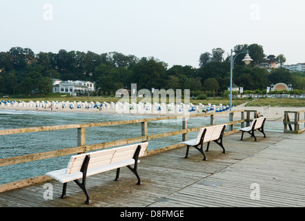 Panchine sul ponte del mare Foto Stock